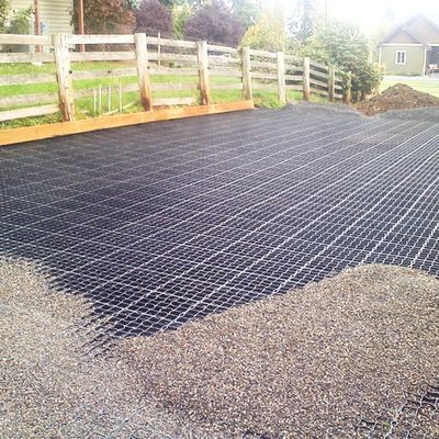 Pavés en plastique pour le sol Géocelle Gravier Paddock Grille Cheval Herbe et maison de ferme