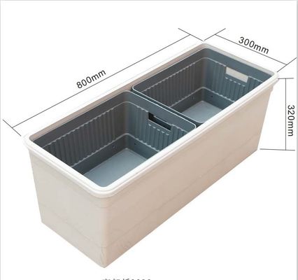 Un plateau en plastique pour les fleurs et les plantes