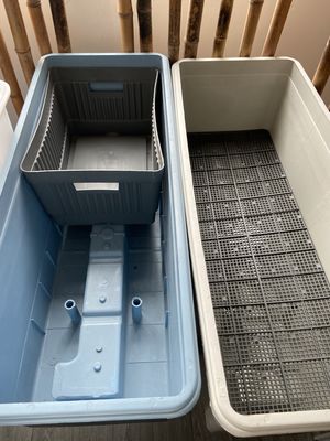 Un plateau en plastique pour les fleurs et les plantes